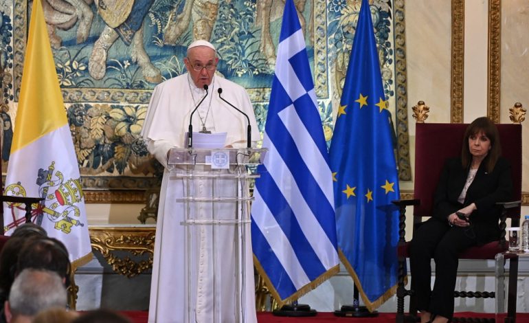 A Athènes, le pape Francois dénonce une Europe « déchirée par les égoïsmes nationalistes »