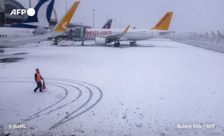 La neige perturbe à Istanbul et Athènes les trafics aérien et routier