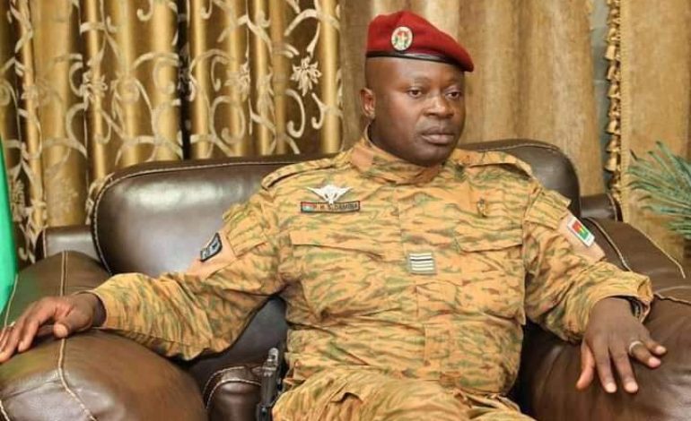 La junte militaire au Burkina Faso rencontre les principaux partis politiques