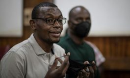Kakwenza Rukirabashaija, un écrivain ougandais fuit son pays après avoir été torturé en prison