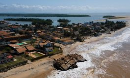 La cité balnéaire d'Atafona (Brésil) disparaît peu à peu sous l'océan