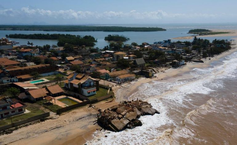 La cité balnéaire d’Atafona (Brésil) disparaît peu à peu sous l’océan
