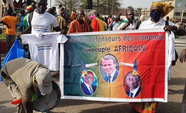 Une manifestation célébrant le départ des soldats français à Bamako