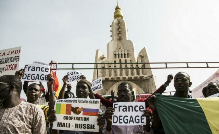Acclamée, puis vilipendée: autopsie de 9 ans d’intervention de la France au Mali