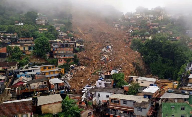 Le bilan des inondations de Petropolis (Brésil) passe à 104 morts