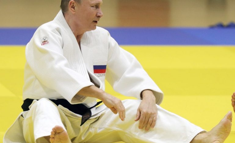 La Fédération internationale de judo «suspend» le statut de président honoraire de Vladimir Poutine