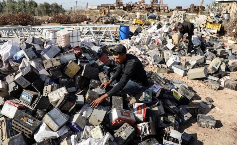 A Gaza, des montagnes de batteries s’amoncellent faute de recycleurs