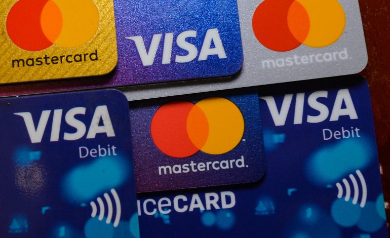 Visa et Mastercard bloquent leurs services aux banques russes