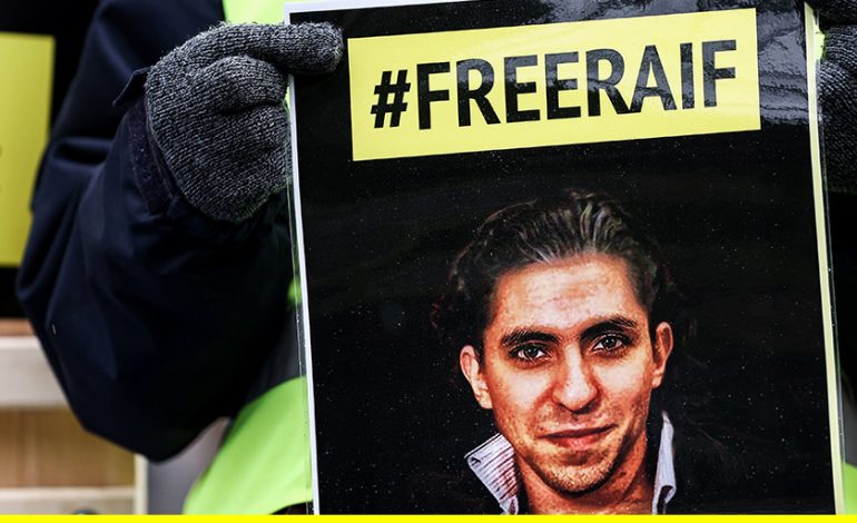 Le blogueur et militant saoudien Raif Badawi est libre après 10 ans de prison