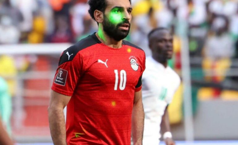 Des lasers dans les yeux, un tir au but manqué, une sortie chahutée, Salah a vécu un calvaire