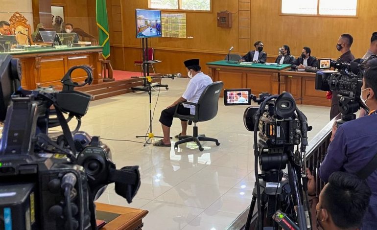 Herry Wirawan condamné à mort pour le viol de 13 élèves