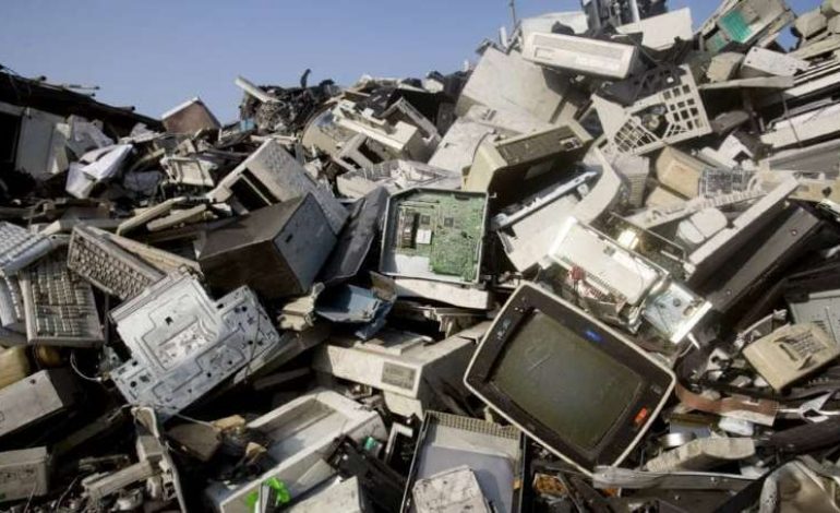 Récup’ et recyclage pour endiguer la marée des déchets électroniques au Kenya