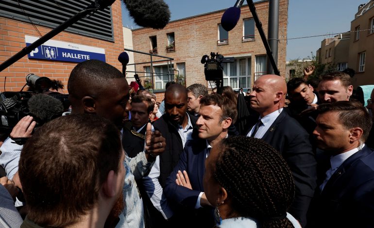 Emmanuel Macron visé par un jet de tomates à Cergy, pour son premier déplacement