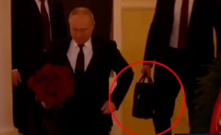 Un officier de Vladimir Poutine porte la « valise nucléaire » lors de l’enterrement de Vladimir Jirinovsky