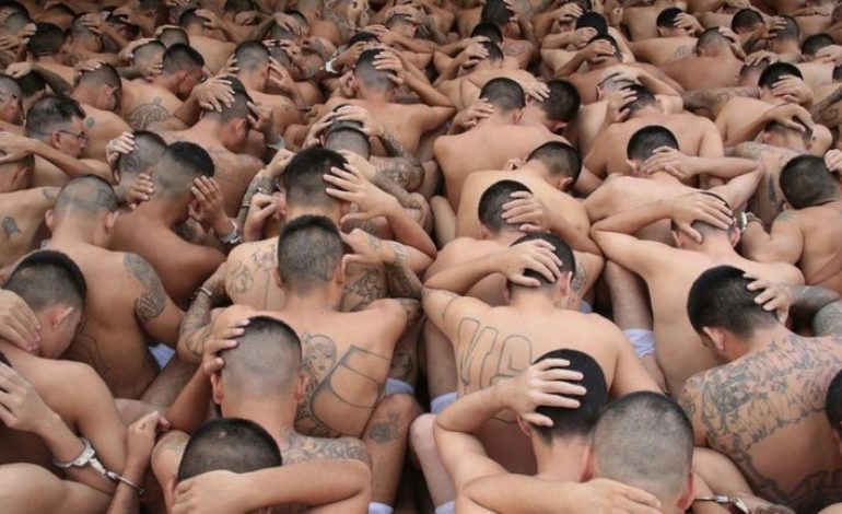 La manière forte peut-elle suffire pour éradiquer les gangs au Salvador ?