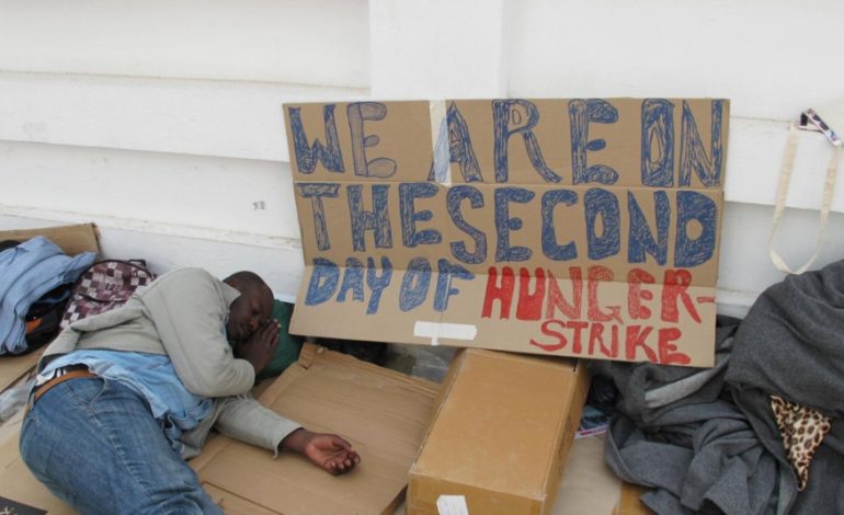 Sit-in de réfugiés africains devant les bureaux du HCR réclamant d’être évacués à Tunis