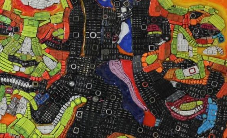 Désiré Mounou Koffi transforme des téléphones usagés en oeuvres d’art
