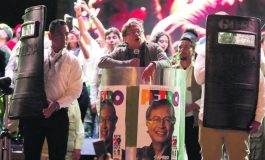 Gustavo Petro, premier président de gauche, prête serment