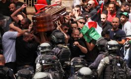 La police israélienne frappe des personnes en deuil lors des funérailles de la journaliste palestinienne assassinée, Shireen Abu Akleh
