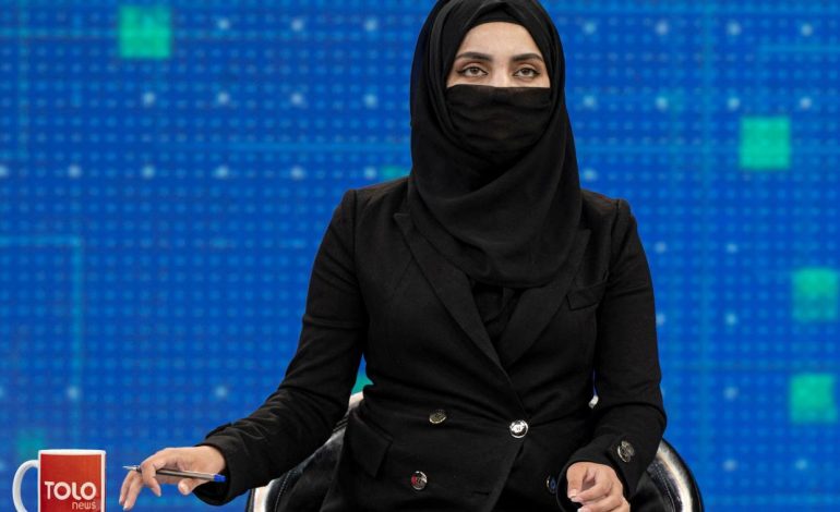 Les présentatrices des grandes chaines de télé afghanes se couvrent finalement le visage