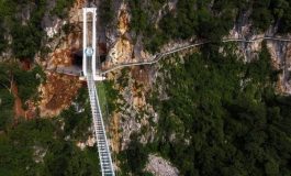 Le plus long pont suspendu en verre se trouve au Vietnam, plus de 632 mètres de long, perché à 150 mètres du sol
