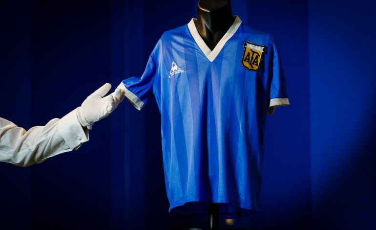 Un maillot de légende de Diego Maradona vendu près de 10 millions de dollars aux enchères