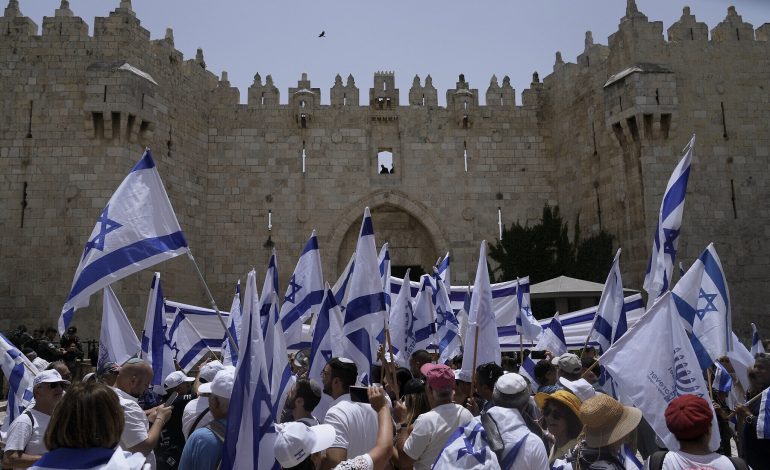 Des milliers d’Israéliens d’extrême droite à la « marche des drapeaux » à Jérusalem