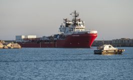 L'Ocean Viking amarre à Naples avec 254 migrants à son bord