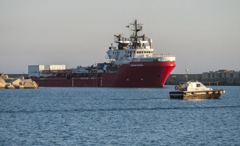 L’Ocean Viking amarre à Naples avec 254 migrants à son bord