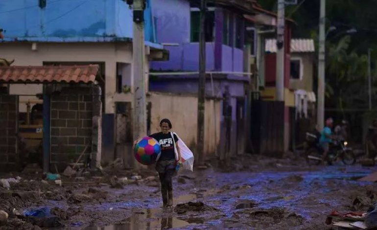 Au moins 44 morts et 56 disparus lors des fortes pluies dans la région de Recife (Bresil)