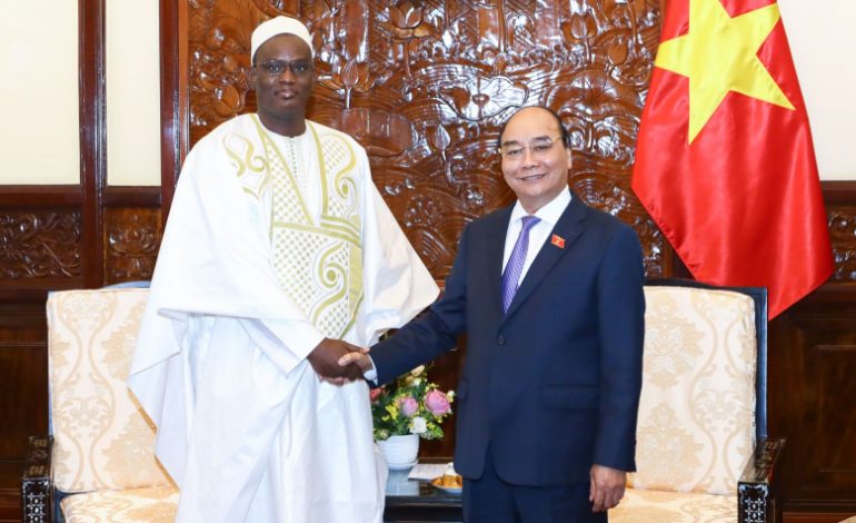 Abdoulaye Barro, ambassadeur du Sénégal à Hanoi, présente ses lettres de créances à Nguyên Xuân Phuc