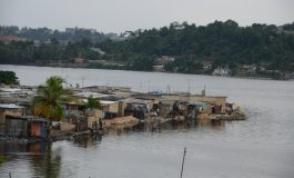 Polluée, "la perle des lagunes" d'Abidjan a perdu de son éclat victime d'une pollution plastique