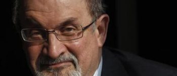 Salman Rushdie sous respirateur après avoir été poignardé dans l'Etat de New York