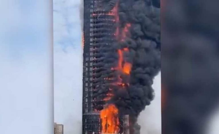 Un violent incendie ravage un gratte-ciel dans la ville de Changsha (centre du pays)