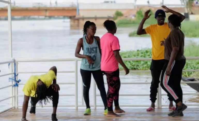 Danser sur l’eau au Mali: un rêve de « fous » devenu réalité
