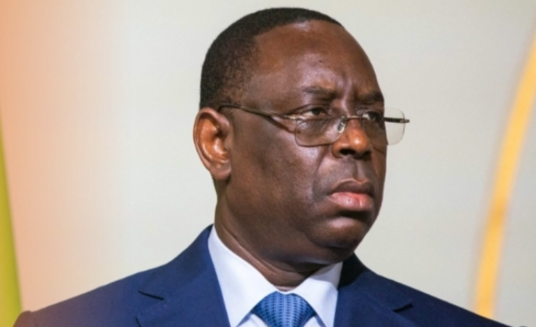 Macky Sall entre mille feux