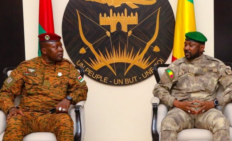 Les responsables des juntes du Mali et du Burkina Faso veulent «renforcer leur partenariat militaire»