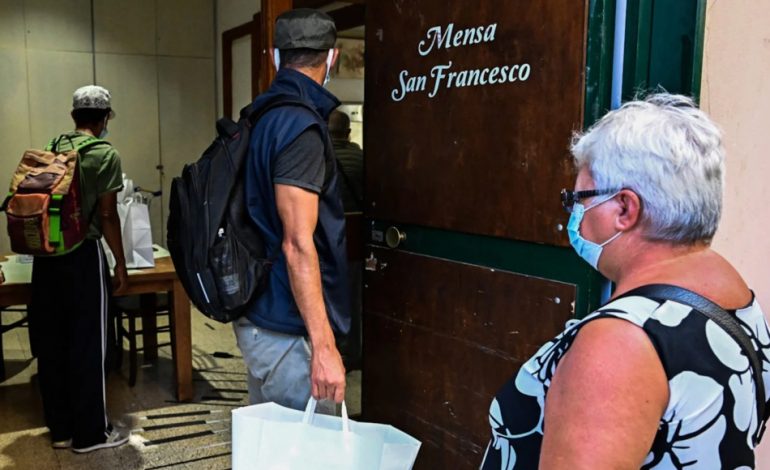 Les soupes populaires de Mario Conte à Salerne (Italie) font le plein