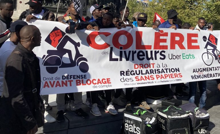 Après les déconnexions massives de 2500 profils chez Uber Eats, 500 livreurs africains manifestent à Paris