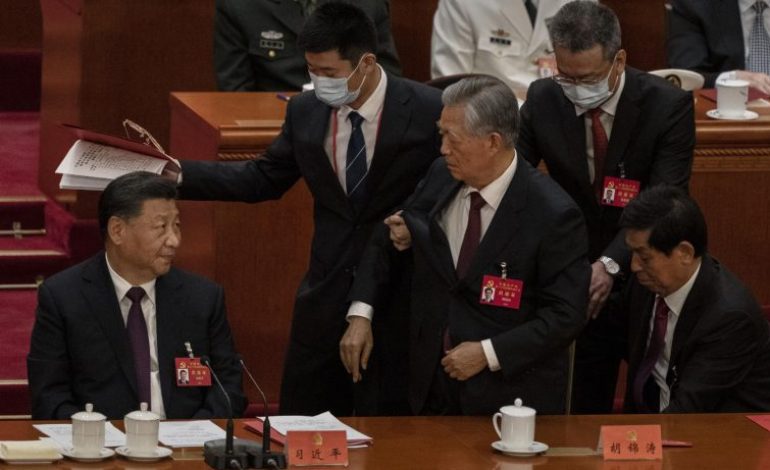 Contre son gré, l’ex-président Hu Jintao escorté hors du congrès du parti Communiste