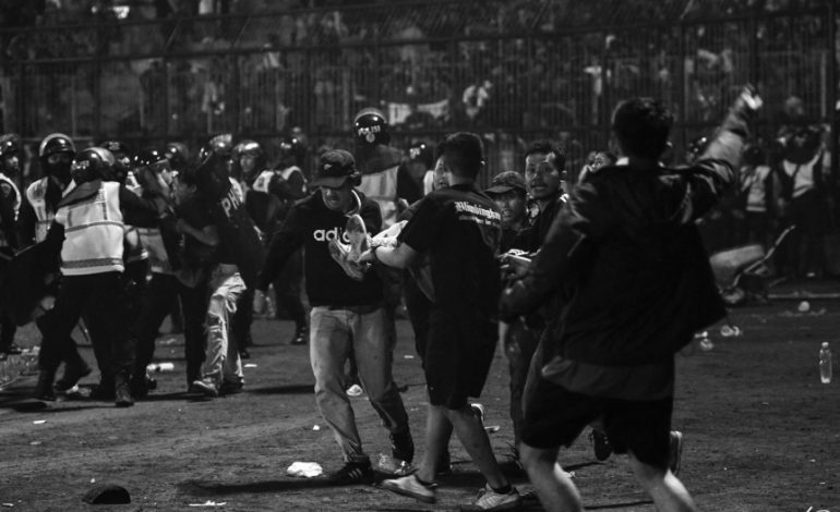 127 morts après un mouvement de foule dans un stade de football de la ville de Malang
