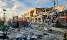 Panique et horreur à la recherche des victimes du double attentat à la voiture piégée à Mogadiscio