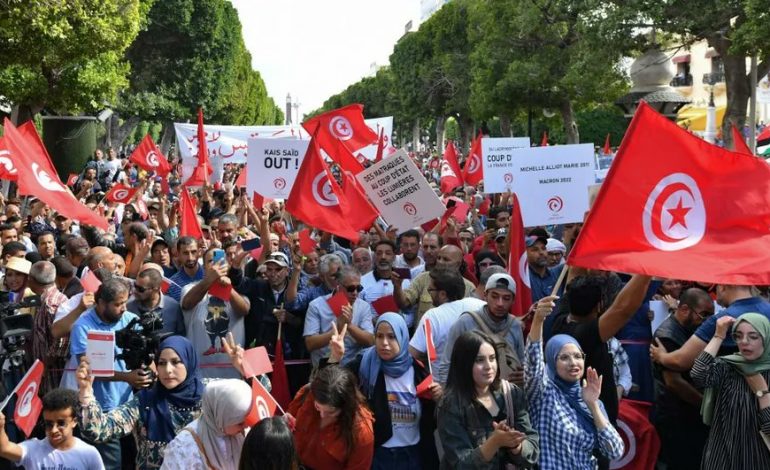Des milliers de manifestants à Tunis contre le président Kais Saied et la crise économique