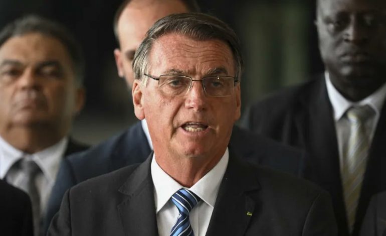 Jair Bolsonaro visé par l’enquête après le saccage à Brasilia, un ex-ministre arrêté