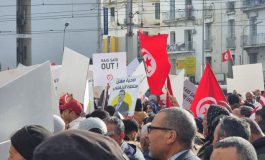 Des milliers de manifestants contre le président Kais Saied, les pénuries et du travail