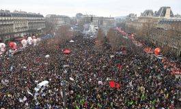 Manifestants en nombre et grève massive contre une réforme des retraites décriée dans toute la France