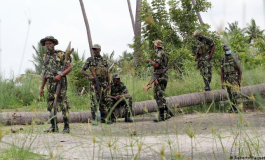 Enquête après une vidéo montrant des soldats Mozambicains jeter des cadavres sur un tas de décombres en feu
