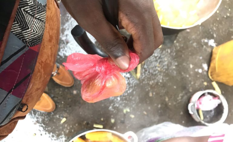 L’inflation met les pieds dans le plat de la cuisine de rue à Freetown