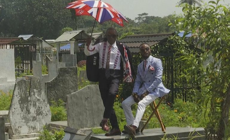 Les dandys « sapeurs » font leur show à Kinshasa