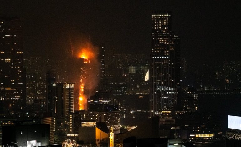 Spectaculaire incendie d’un gratte-ciel en construction à Tsim Sha Tsui (Hong Kong)